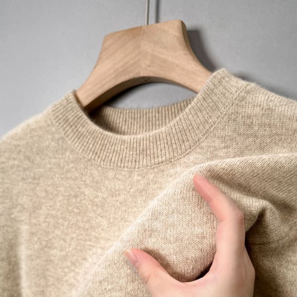 Autumn and winter new round neck sweater men's casual solid color inner warm base sweater sweater men's clothing